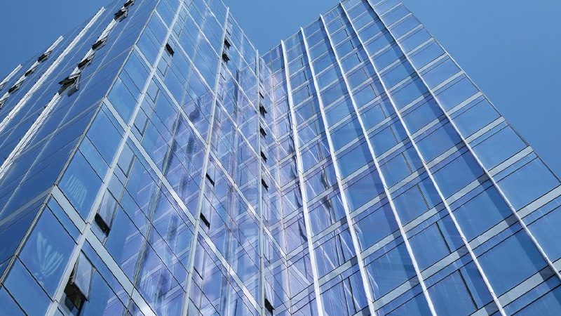高层建筑玻璃幕墙安装：五大关键点保障安全与美观