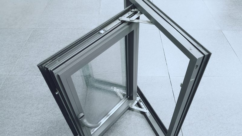 双层玻璃幕墙施工工艺：穿条式与注胶式的差异解析**